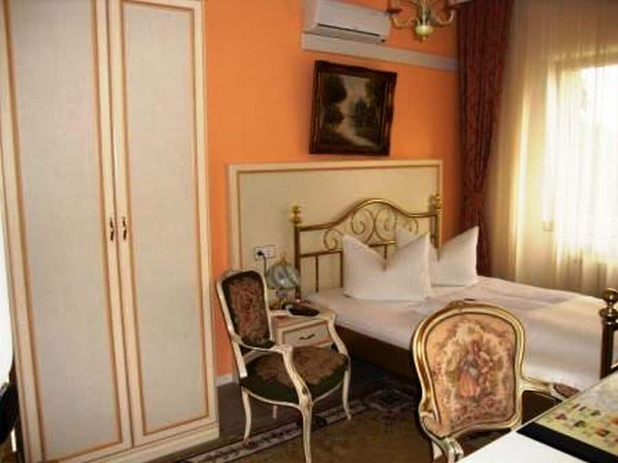 Haus Mooren, Hotel Garni Дюселдорф Екстериор снимка