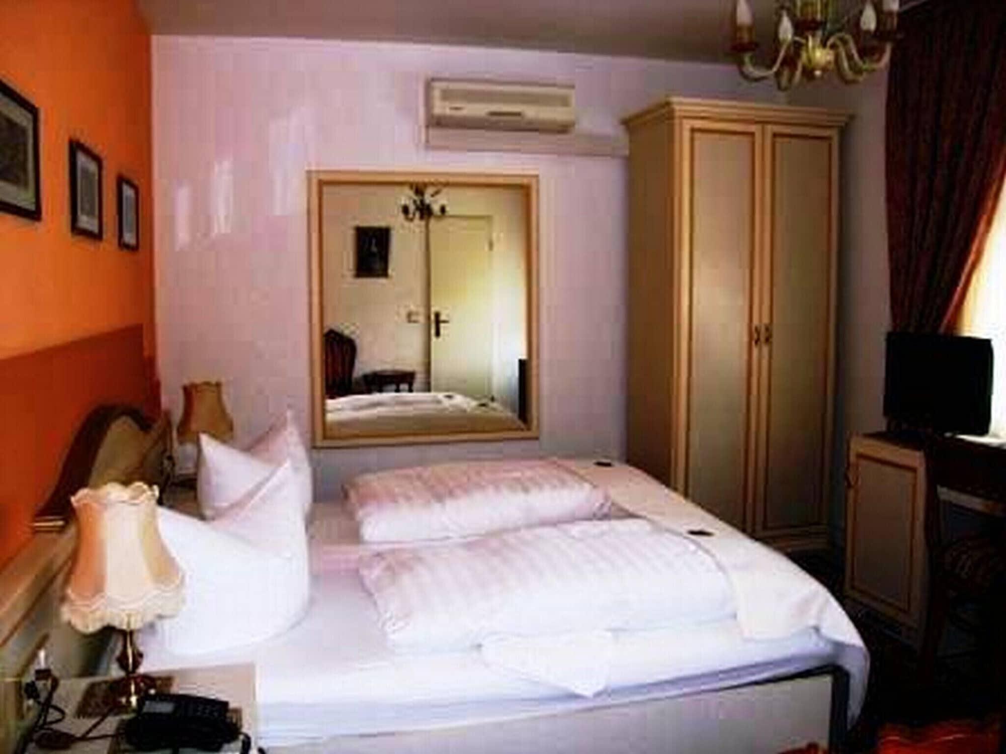 Haus Mooren, Hotel Garni Дюселдорф Екстериор снимка