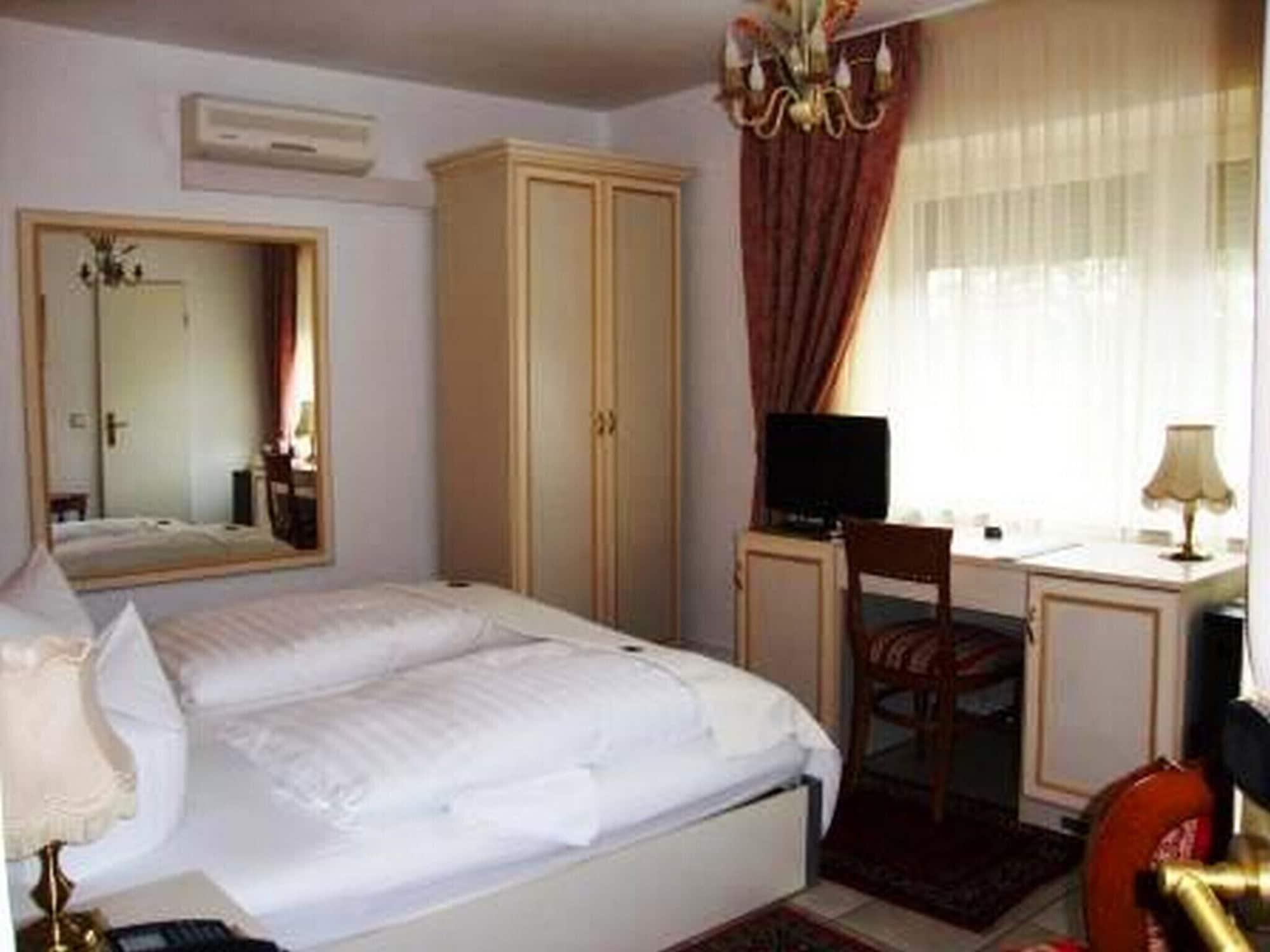 Haus Mooren, Hotel Garni Дюселдорф Екстериор снимка