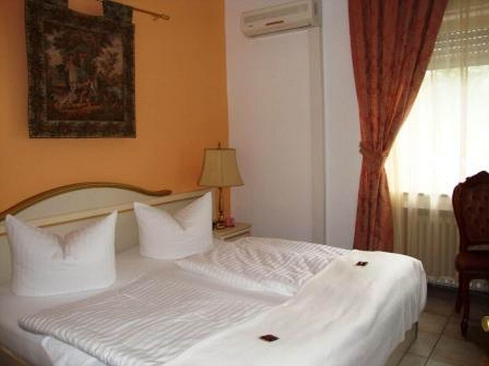 Haus Mooren, Hotel Garni Дюселдорф Екстериор снимка