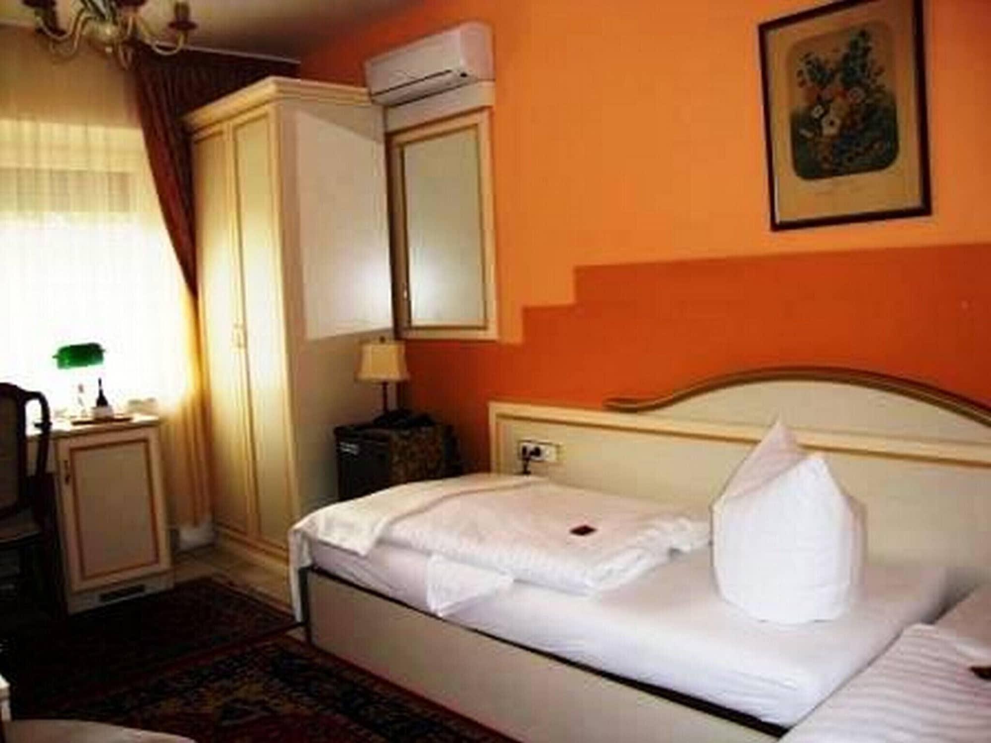 Haus Mooren, Hotel Garni Дюселдорф Екстериор снимка